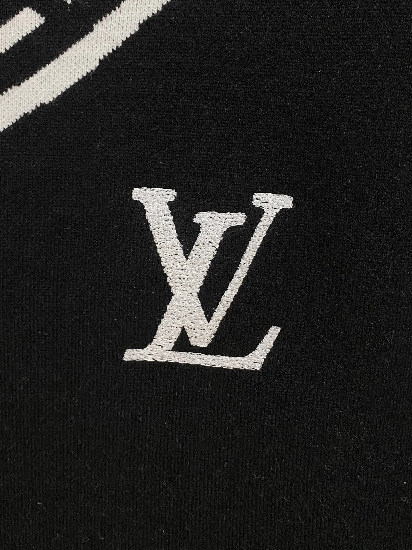🅿️440 LV 2025ss autumn and winter new fashion casual V-neck sweater, high-end wool blend, comfortable and warm! Anti-pilling👍🏼Does not irritate the skin, can be worn close to the body, designed with luxurious classic elements! There is no overly complicated craftsmanship. It is about the integration of design and materials. Simple European style. A must-have for autumn and winter. Counter size: M-3XL